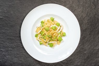 brokoli, mürekkep balığı ve simit ile Cavatelli