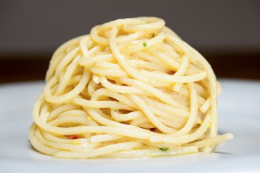 Spagetti sarımsak, yağ ve biber ile