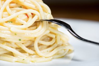 Spagetti sarımsak, yağ ve biber ile