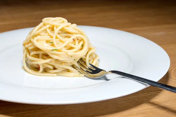 Espaguetis con ajo, aceite y pimientos picantes — Foto de Stock