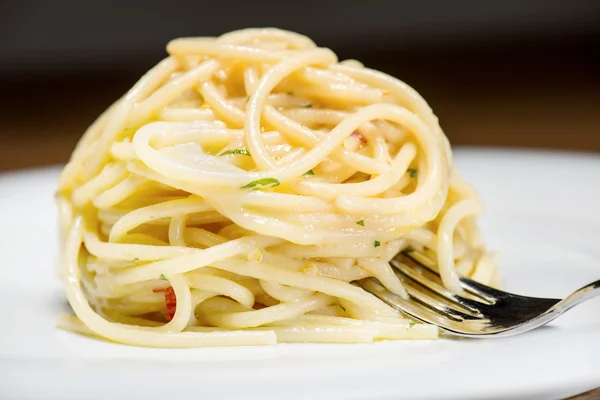 Spaghetti with garlic, oil and hot peppers — Stock Photo, Image
