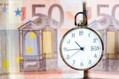 euro banknot ve madeni paralar ile cep saati