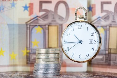 euro banknot ve madeni paralar ile cep saati