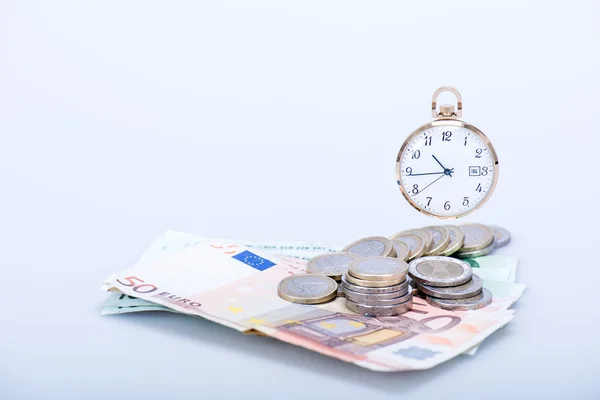 euro banknot ve madeni paralar ile cep saati