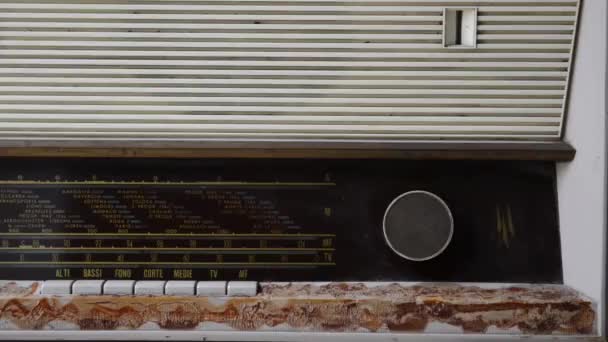 打开和关闭的旧收音机 — 图库视频影像