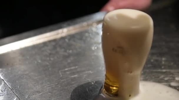 Full glass of beer — Stock Video