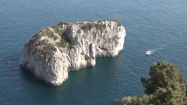 Faraglioni Capri in Italië — Stockvideo