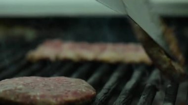 Hamburger ketçap ile plaka üzerinde
