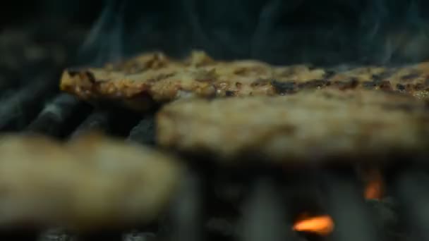 Hambúrguer no prato com ketchup — Vídeo de Stock