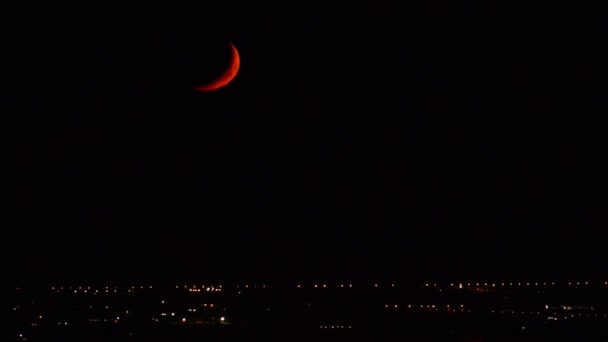 Tramonto di un quarto di luna in città rossa — Video Stock