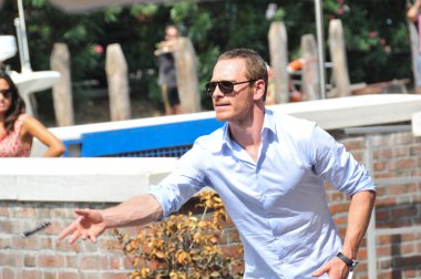 Aktör Michael Fassbender Palace, Venedik, İtalya 2 Eylül 2011 tarihinde 68 Venedik Film Festivali sırasında sineması.