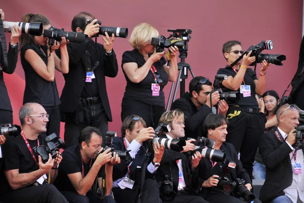 VENECIA - SEPTIEMBRE: fotógrafos y camarógrafos durante el 68º Festival de Cine de Venecia en el Palazzo del Cinema de Venecia, septiembre de 2011 en Venecia, Italia . — Foto de Stock