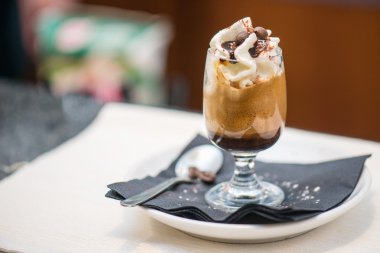 Mini cappuccino kahve çekirdeği ile