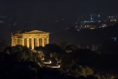 Agrigento gece tapınaklarda Sicilya - İtalya