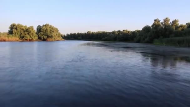 매우 빠른 강에 보트를 타고 — 비디오