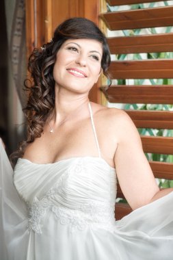 beyaz gelinlik ile güzel kız