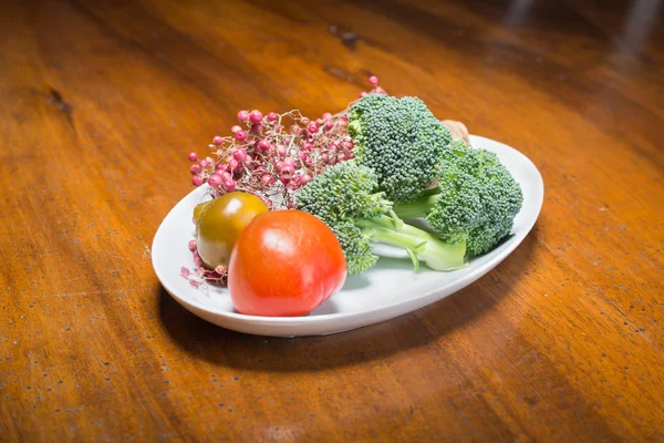 Broccoli and tomatoes raw gearden — Stock Photo, Image