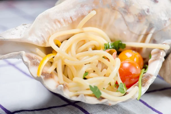 Esparguete italiano e amêijoas em uma grande concha — Fotografia de Stock