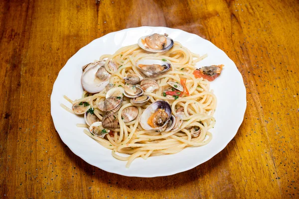 Esparguete italiano e amêijoas feitas em Nápoles — Fotografia de Stock