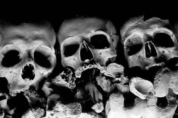 ナポリ - イタリアの墓地の頭蓋骨 — ストック写真