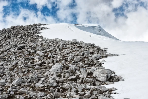 Гора половина снега половина камней — стоковое фото