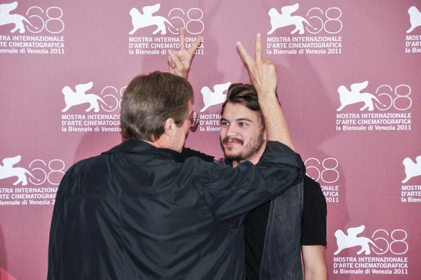 Venedig - 8. september: schauspieler william friedkin und emile hirsch — Stockfoto