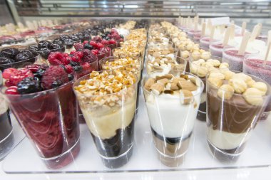 bardaklarda mini dondurma çeşitli renkler