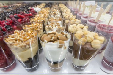 bardaklarda mini dondurma çeşitli renkler