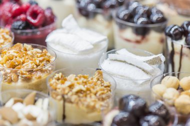 bardaklarda mini dondurma çeşitli renkler