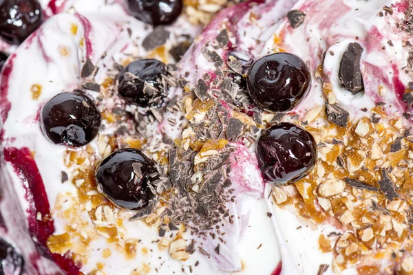 Kom van consumptie-ijs met verschillende smaken — Stockfoto