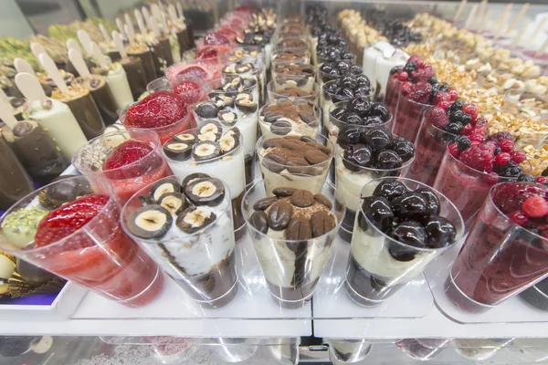 Mini ijs met verschillende kleuren in de glazen — Stockfoto