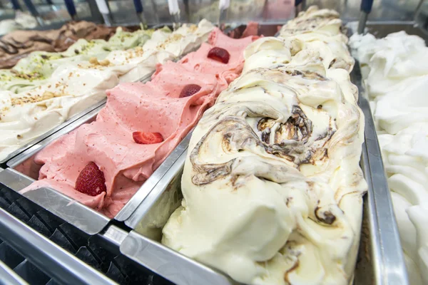 Ciotola di gelato con vari gusti — Foto Stock