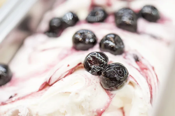 Kom van consumptie-ijs met verschillende smaken — Stockfoto