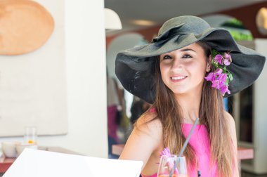 Güzel kız Positano'daki Amalfi sokağın ortasında poz üzerinde