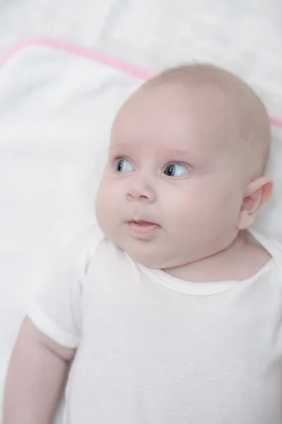 Sevimli küçük bebek kız poz