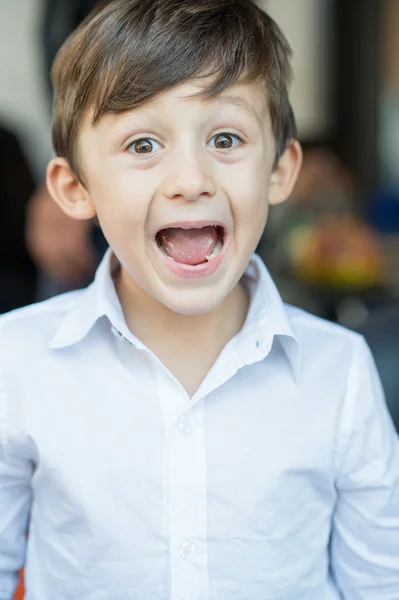 Grappige expressies als een kind — Stockfoto