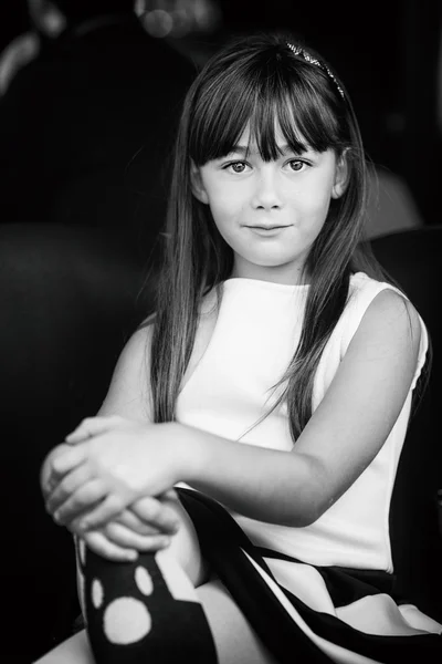 Bambina in posa come Audrey Hepburn — Foto Stock