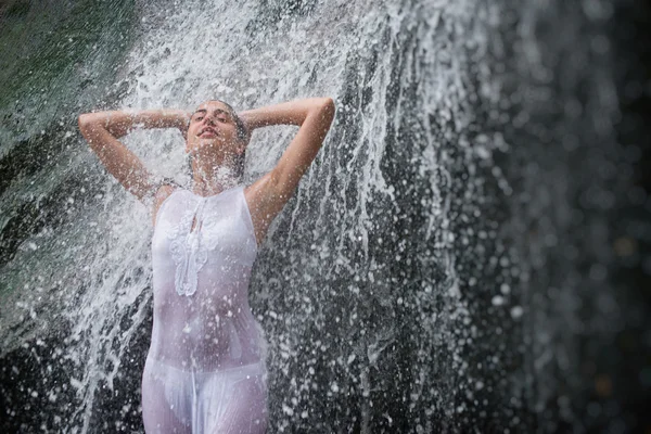 Modello Sara Pepe sotto cascata — Foto Stock