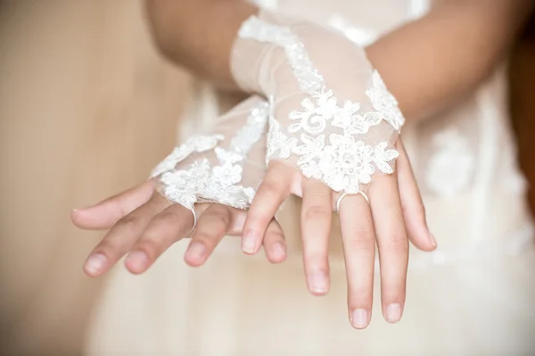 Hochzeitshände mit weißen Ärmeln im Vordergrund — Stockfoto