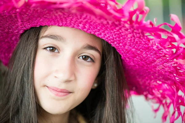 Ritratto di bambina con cappello e capelli lunghi — Foto Stock