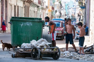 Havana Küba 7 Temmuz 2012: çöp ile sokakta çocuk oyun