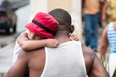 çocuğu yağmurdan korur baba