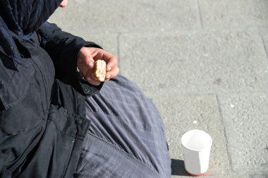yaşlı kadınla bir parça ekmek için yardım etmek