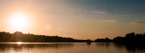 Solnedgång i sjön — Stockfoto