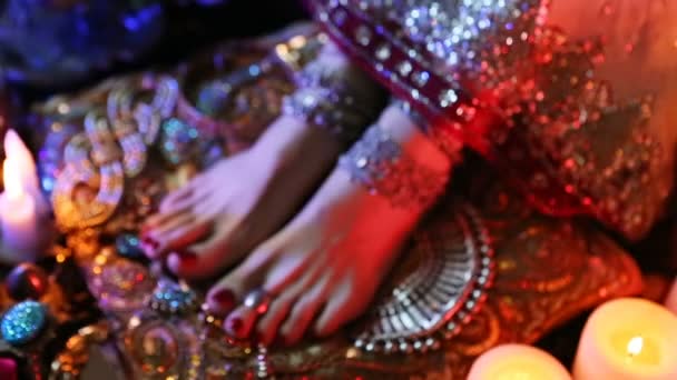 Bijoux et accessoires orientaux pour mariée dorée : Pied féminin avec bijoux indiens — Video