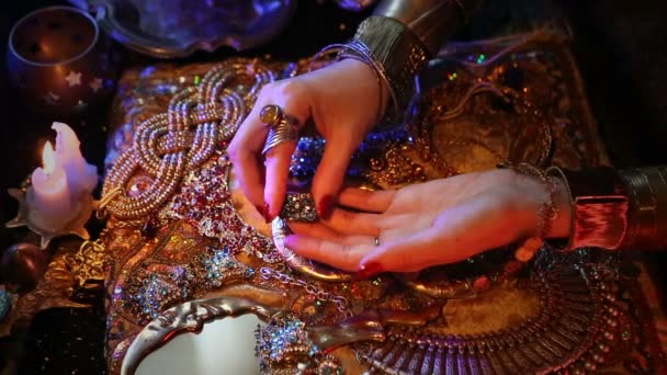 Gyllene orientaliska smycken och accessoarer: kvinnliga händer med indiska smycken. — Stockvideo