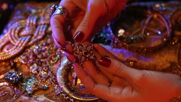 Bijoux et accessoires orientaux dorés : Mains féminines avec bijoux indiens . — Video