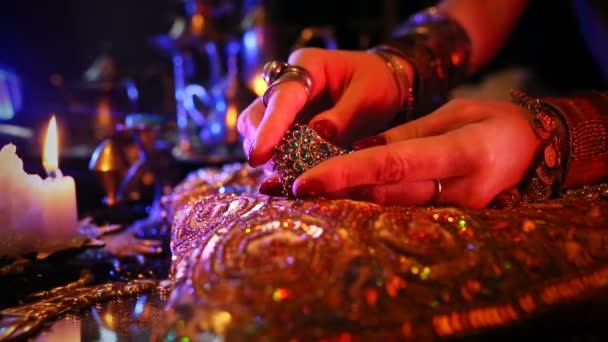 黄金色の東洋の宝石とアクセサリー: インドのジュエリーと女性の手. — ストック動画