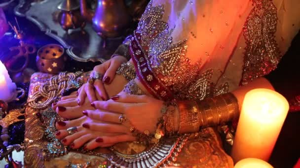 Gyllene Bridal orientaliska smycken och accessoarer: kvinnliga fot och hand med indiska smycken — Stockvideo