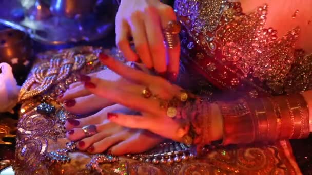 Goldener orientalischer Brautschmuck und Accessoires: weiblicher Fuß und Hände mit indischem Schmuck — Stockvideo